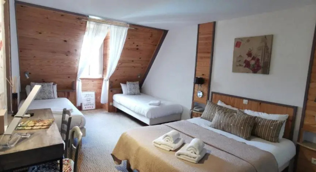 Четырёхместный номер Comfort с красивым видом из окна Hôtel Bien-Être Aux Cyprès de Marquay-Calme et élégance-Laissez-vous porter par une ambiance chaleureuse où chaque instant compte-Découvrez un havre de paix où nature et confort se marient pour vous offrir une expérience unique- Réservez dès aujourd'hui !