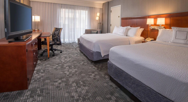 Четырёхместный номер Standard Courtyard by Marriott Fairfax Fair Oaks