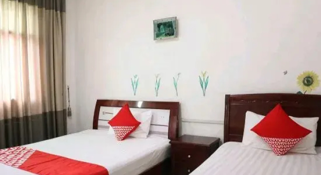 Кровать в общем номере (мужской номер) Wuhan excellent hotel