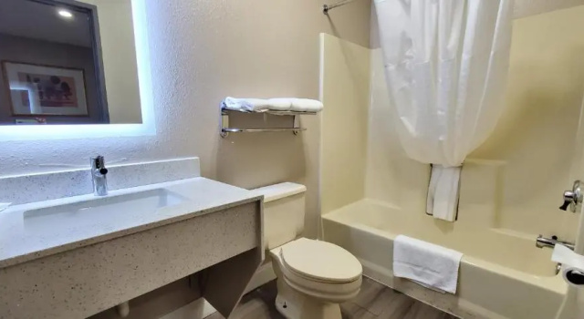 Standard Zimmer Super 8 by Wyndham Paris
