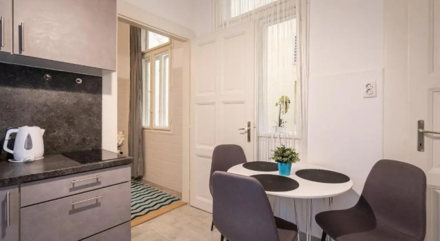 Апартаменты The White House Apartment