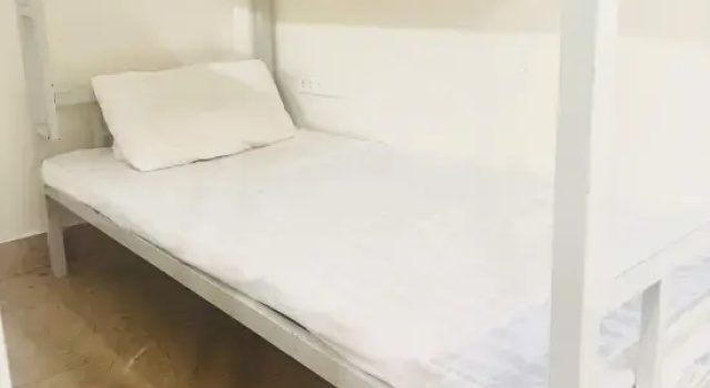 Кровать в общем номере White Crown Hotel