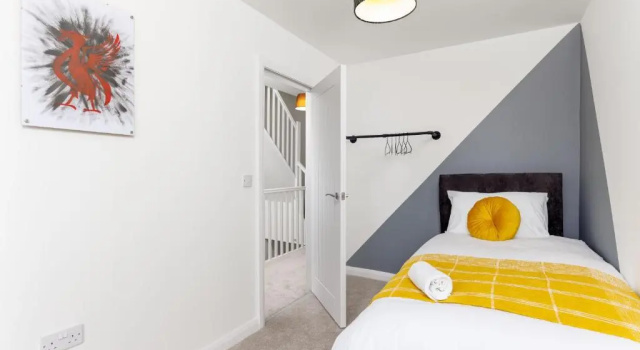Коттедж Air Host and Stay - Brand new 3 bedroom house sleeps 7 minutes from LFC and city centre ref27