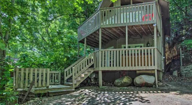 Rustic Gatlinburg Chalet w/ Hot Tub: 2 Mi to Town, Забронировать Шале Отели Great Smoky Mountains National Park с парковкой, Парковка
