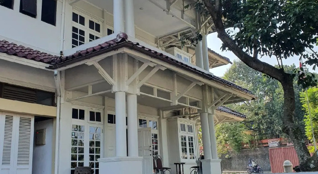 LA Rengganis, Boek Hotel Bantarkamang West Java