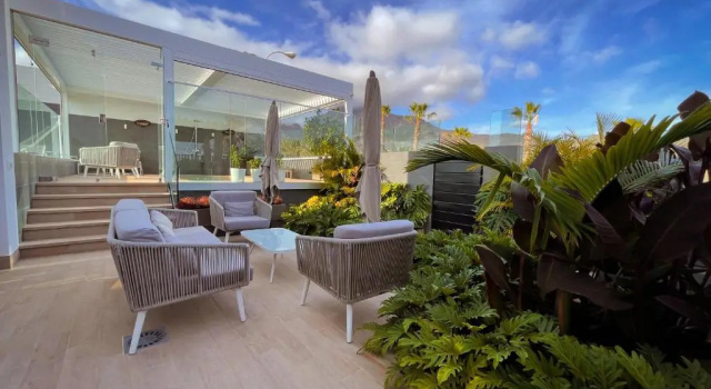 Апартаменты Luxury private villa with heated pool and amazing ocean view