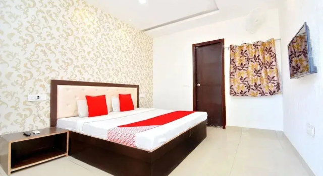 Corner House By OYO Rooms