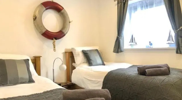 Seaview, Luxury apartment, 2 min walk to both Porth and Whipisderry beaches