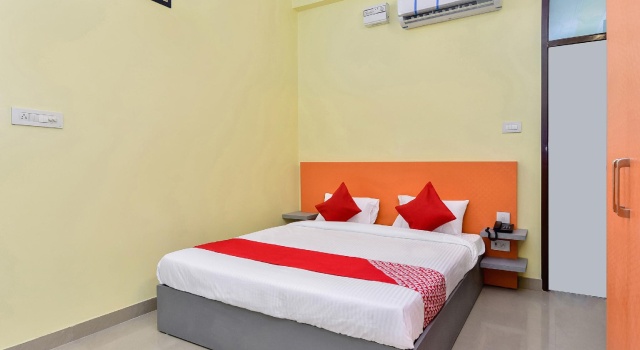 OYO 28054 Hotel Suraj Villa, Забронировать Отель Бани-Парк 