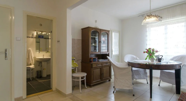 Cozy Apartment in a Quiet Residential Area 1.5 Kilometers Away From the Old Town, Забронировать Апартаменты/квартира Отели Ровинь с парковкой, Парковка