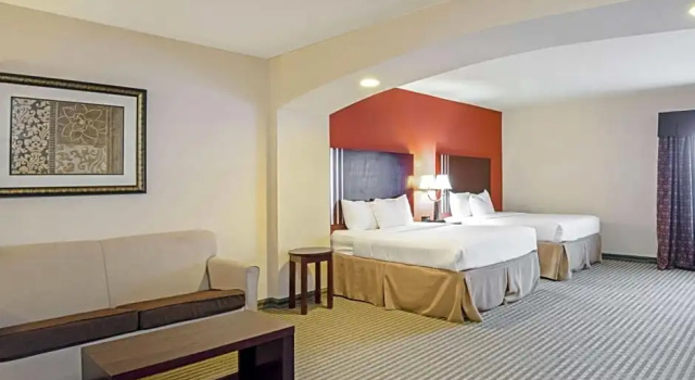 Четырёхместный номер Executive La Quinta Inn & Suites by Wyndham Woodward