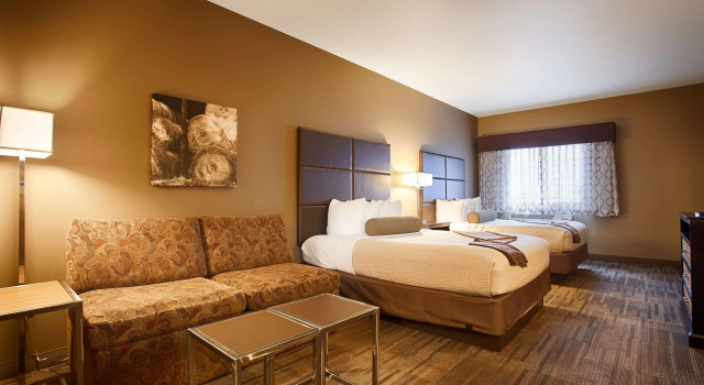Четырёхместный люкс c 1 комнатой Best Western Plus Night Watchman Inn & Suites