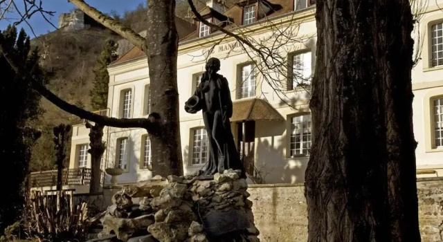Hôtel Les 3 Falaises, Varaa Hotelli Le Thuit Ranska