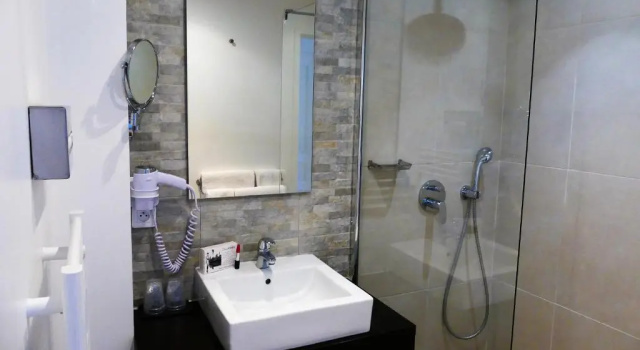 Двухместный номер Standard с балконом и с видом на море Hôtel de la Vierge Noire