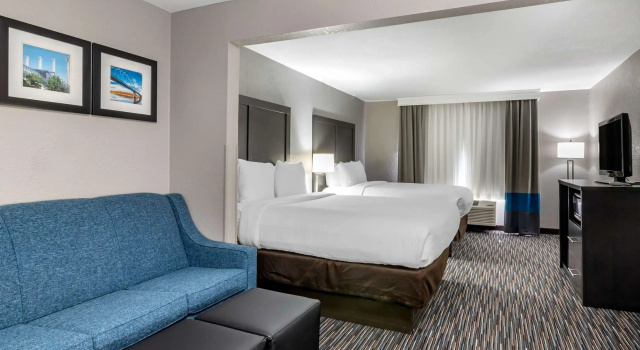 Четырёхместный номер Standard Comfort Inn & Suites