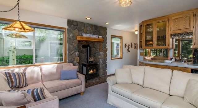 3BR 3BA Ideal Waterfront House South Lake Tahoe by RedAwning, Забронировать Отель Саут-Лейк-Тахо South Lake Tahoe Area