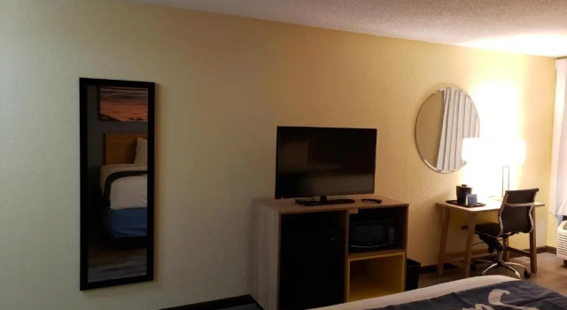 Четырёхместный номер Standard Days Inn & Suites by Wyndham Merrillville