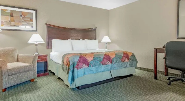 Четырёхместный номер Standard Baymont by Wyndham Wichita Falls