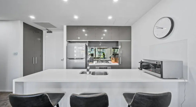Stylish 1-bed Retreat Steps From Foreshore, Book Lejlighed Canberra Australian Capital Territory