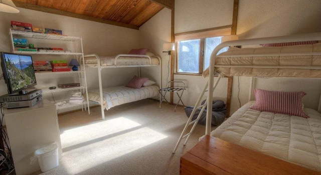 Large Lakefront Home with Hot Tub Sleeps 14 by RedAwning, Забронировать Отель Отели South Lake Tahoe Area с парковкой, Парковка