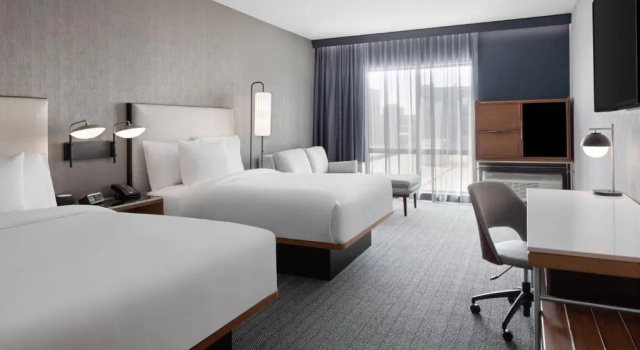 Четырёхместный люкс Courtyard by Marriott Lansing Downtown