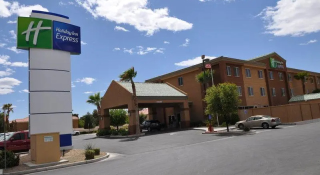 Четырёхместный номер Standard Holiday Inn Express Las Vegas-Nellis by IHG