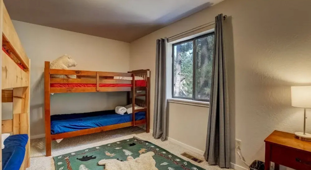 Paloma Place  Hot Tub | Game Room | Pool Table, Забронировать Дом для отпуска Отели South Lake Tahoe Area с парковкой, Парковка