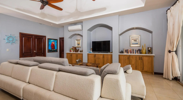 Beachfront Potrero Nice 7-br Villa Chef Included - Casa Royal, Забронировать Вилла Отели Плайя-Фламинго с парковкой, Парковка