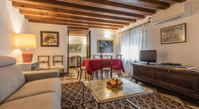 Ca' Carmini with Private Garden, Забронировать Апартаменты/квартира Отели Венеции с парковкой, рядом с Галерея «А плюс А», Парковка