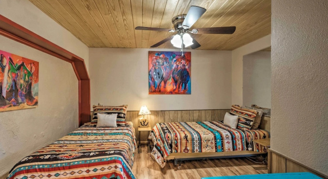 Кровать в общем номере с 6 комнатами с балконом Lavish Ruidoso Condo w/ 2 Private Decks & Hot Tub!