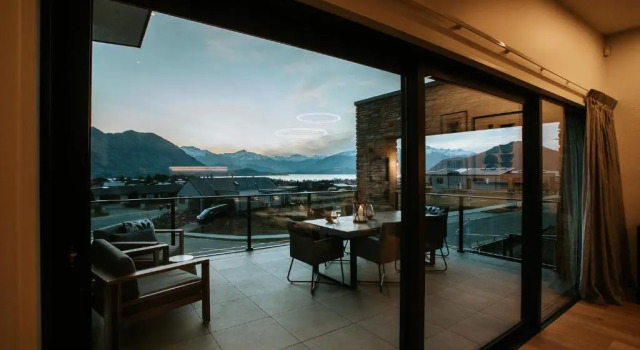 The Heights - Sleeps 8 - Lake Views - Outdoor Fire, 예약 호텔 Treble Cone Ski Area 수영장이 있는 호텔, 수영장