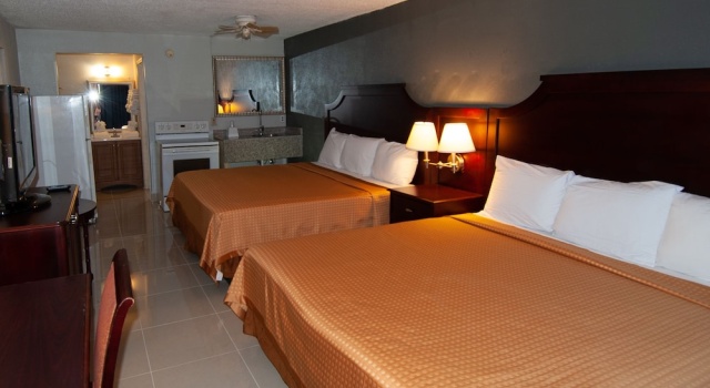 Номер Deluxe Express Inn & Suites - 5 Miles from St Petersburg Clearwater Airport