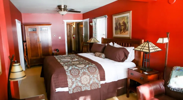 Двухместный номер Deluxe с балконом и с видом на озеро Lake Pointe Inn