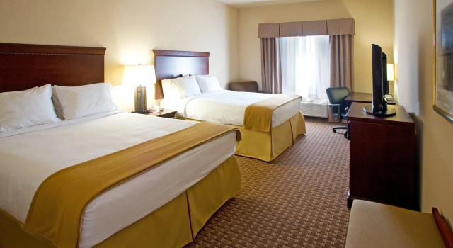 Четырёхместный номер Standard Holiday Inn Express Hotel and Suites Kingsville by IHG