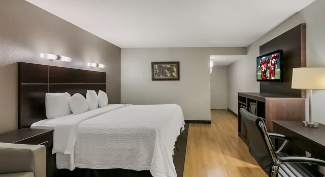 Двухместный номер Deluxe с балконом и с видом на бассейн Red Roof Inn PLUS+ & Suites Knoxville West - Cedar Bluff