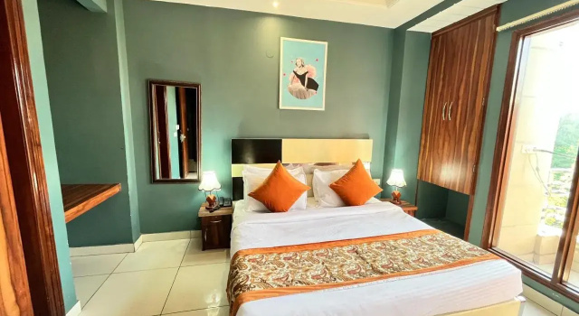 Qotel Comfort Golden Saffron Punjabi Bagh New Delhi, Забронировать Отель Рохини Нью-Дели