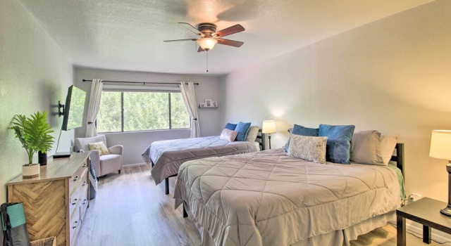 Pinetop Condo w/ Deck, Grill, 30 Mi to Sunrise Ski, Book Lejlighed Pinetop hoteller med parkering, Parkering