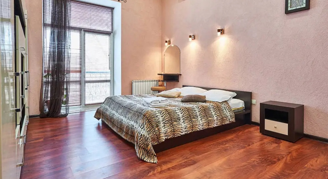 Апартаменты Home-Hotel, ул. Лысенко, 1, Забронировать Апартаменты/квартира Отели Киева с парковкой, рядом с Хоральная синагога Бродского, Парковка