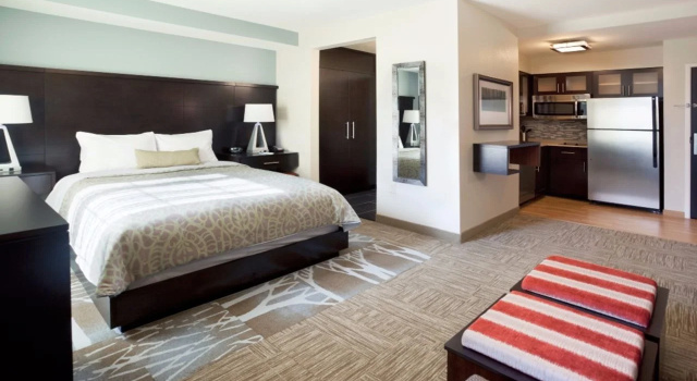 Staybridge Suites Des Moines Downtown by IHG, Varaa Hotelli Iowa hotellit, joissa on uima-allas, Uima-allas