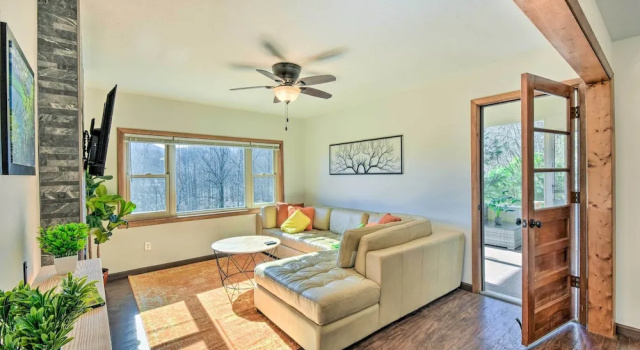 Franklin Home with Hot Tub and Mtn Views!, Забронировать Дом для отпуска Коттеджи Франклина, Коттедж