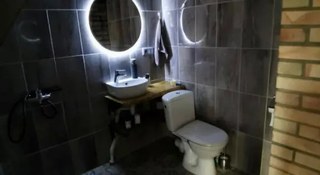Two story tiny house, Забронировать Отель Отели Курземе с парковкой, Парковка