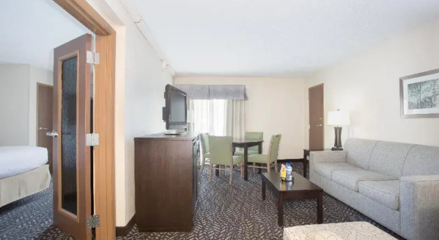 Люкс Standard Wyndham Grand Executive Center Little Rock Airport