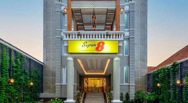 Super 8 by Wyndham Solo, Boek Hotel Solo Central Java, in de buurt van Kasunanan Palace