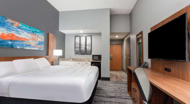 Двухместный люкс La Quinta Inn & Suites by Wyndham St. Petersburg Northeast