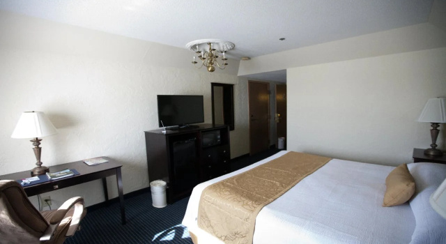 Chateau Hotel and Conference Center, จอง โรงแรม บลูมิงตัน Illinois
