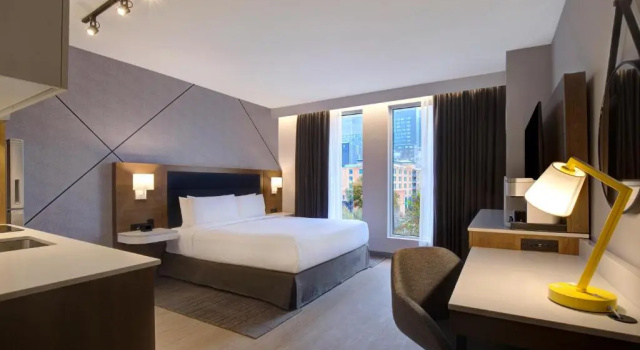 Номер Premium Hampton Inn by Hilton Montreal Downtown