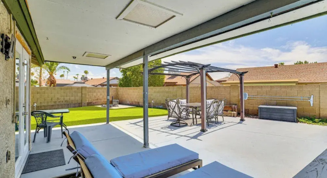Welcoming Retreat w/ Pool & Patio in Peoria!, Забронировать Дом для отпуска Отели Пеория с парковкой, Парковка