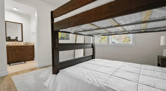 Pine Meadow All Seasons Lodge, Забронировать Дом для отпуска Отели San Bernardino Mountains с парковкой, Парковка