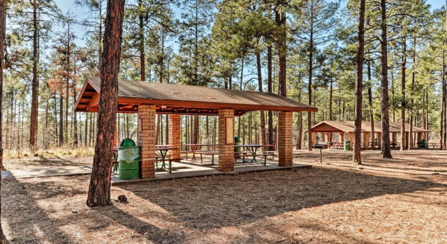 Deck + Fireplace: Cozy Pinetop Lakes Cabin!, Buchen Sie Ferienhaus Villen in Pinetop-Lakeside, Villa