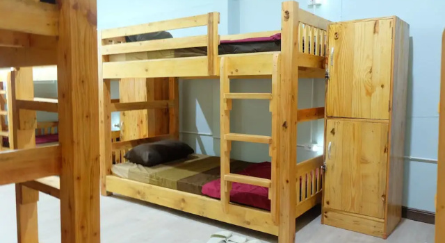 Кровать в общем номере Plearn Hostel